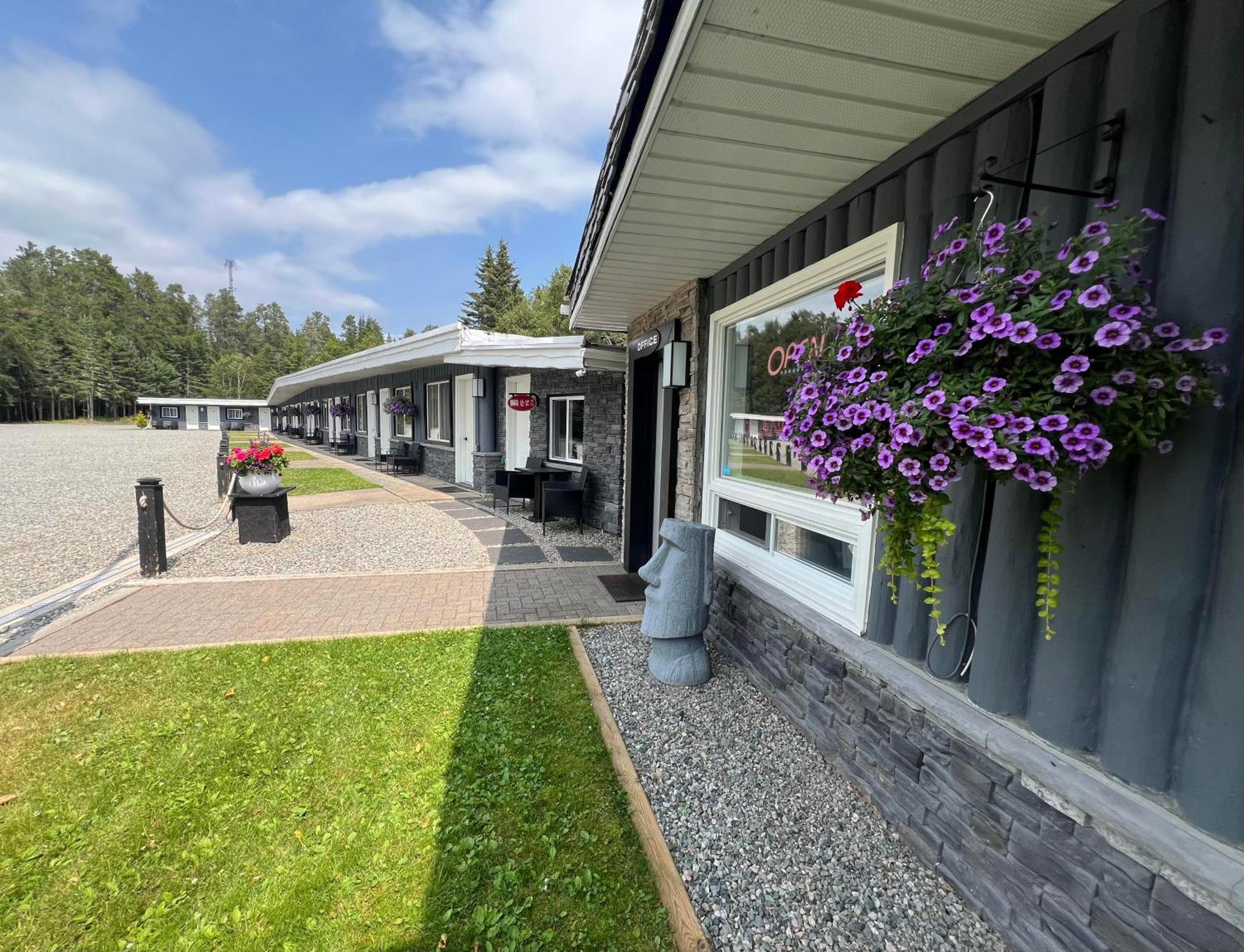 Mystic Isle Motel Wawa Buitenkant foto